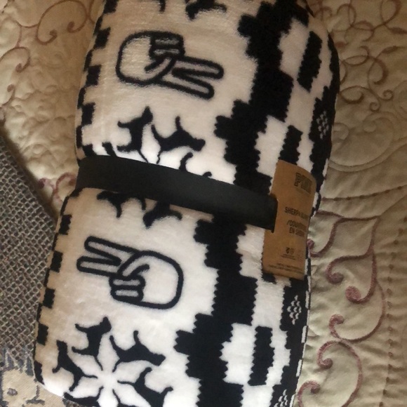 Sherpa blanket PINK victoria’s secret New - Picture 5 of 6